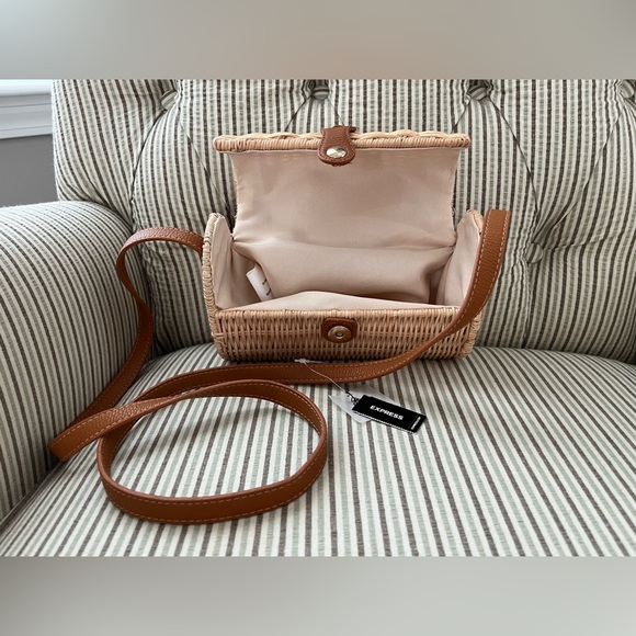 Express Rattan Crossbody - Picture 4 of 10